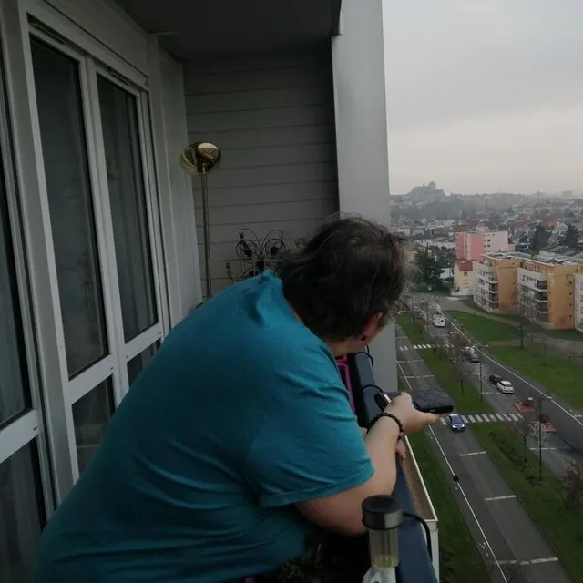 photo véronique, 57 ans, dit se tourner instantanément vers la cathédrale quand elle se rend sur son balcon.  ©  le maine libre