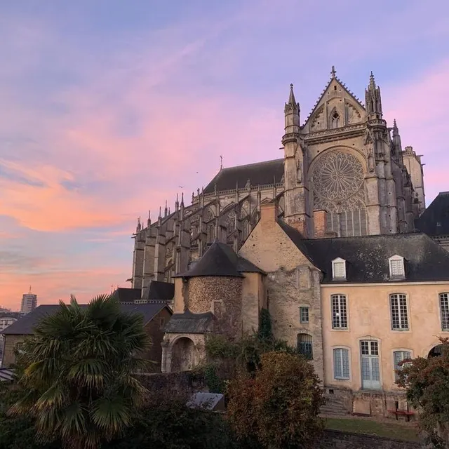 photo rue robert-triger la famille langé aime prendre la cathédrale en photo sous tous les temps : ici, un ciel rose particulièrement apprécié par thibault, le père.  ©  archives personnelles