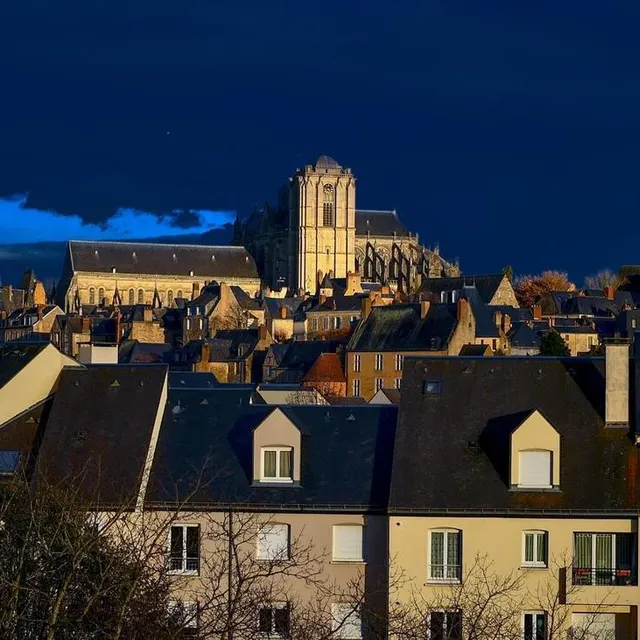 photo des milliers de manceaux ont vue sur la cathédrale saint-julien, édifice majeur et symbole de la ville.  ©  le maine libre – yvon loué