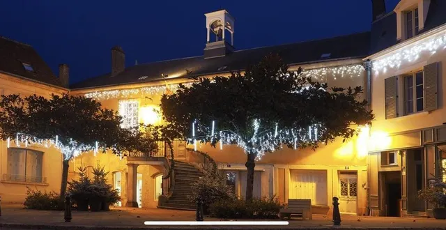 photo  la maire de bellême (orne) parée pour les festivités de fin d’année.  &copy;  mairie de bellême 