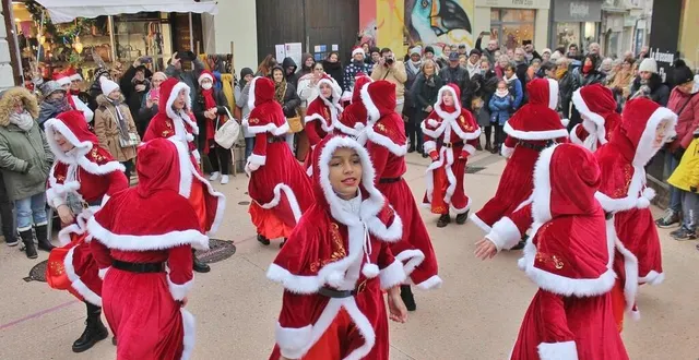 photo  les danseuses de sablé danse mania accompagneront l’arrivée du père noël samedi 2 décembre, à 11 h et à 15 h. elles avaient fait sensation en 2022, comme ici, rue de l’île.  &copy;  archives ouest-france 