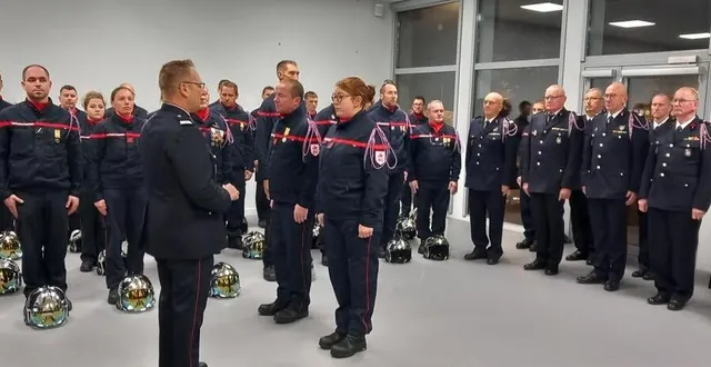 photo  les médailles d’honneur des sapeurs-pompiers ont été remises par le capitaine laurent dewas.  &copy;  ouest-france 