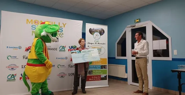 photo  marie-hélène elie, entourée de « speedy », la mascotte du montilly sport nature festival et d’hervé quettier, lors de la remise de chèque au profit de rêve de bouchons 61.  &copy;  ouest-france 