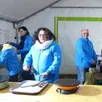 photo  les bénévoles affectés aux crêpes, chichis et boissons chaudes œuvrent dans la bonne humeur. 