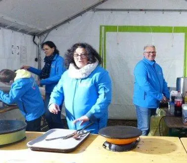 photo  les bénévoles affectés aux crêpes, chichis et boissons chaudes œuvrent dans la bonne humeur.  &copy;  ouest-france 