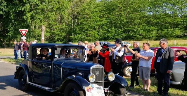 photo  l’enthousiasme des habitants au passage des voitures à ardenay-sur-mérize, le 27 mai dernier.  &copy;  ouest-france 