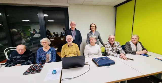 photo  philippe mérer, élu président de l’asl neuville, entouré de la maire véronique cantin et des membres du bureau.  &copy;  le maine libre 