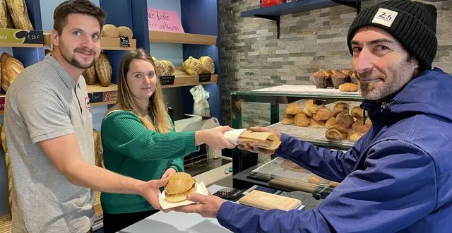 photo  la chapelle-saint-rémy, 30 novembre 2023. joachim (à droite) a été l’un des premiers clients servis par romain seillier et ophélie charpigny.  &copy;  le maine libre 