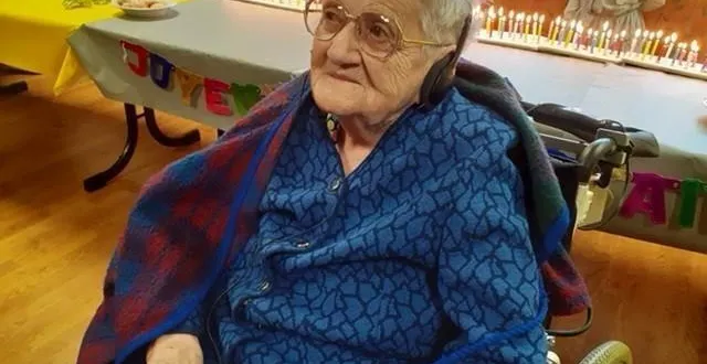 photo  madeleine lecourt a reçu la médaille de la commune.  &copy;  le maine libre 