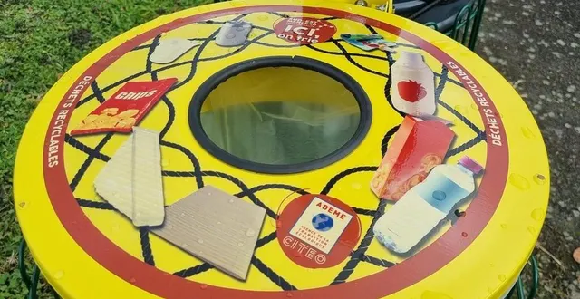 photo  les habitants du territoire de la communauté de communes sud-est manceau ont découvert de nouvelles poubelles de tri qui associent le tri des déchets et le basket-ball.  &copy;  commune de brette-les-pins 