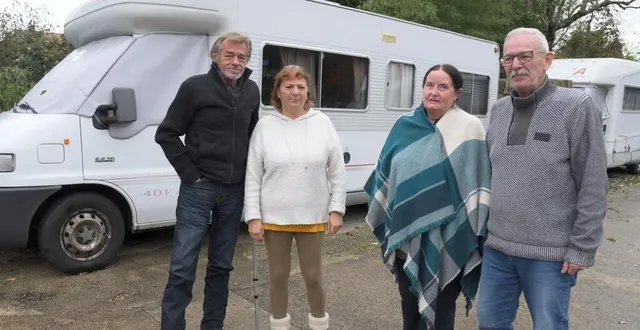 photo  fredo et chantal, et micheline et eric, sur l’aire de camping-cars de bessac – pré-leroy.  &copy;  co – gabin chamereau 
