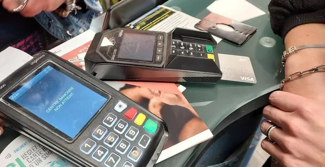 photo  le tpe inactif désespère sonia et émilie qui doivent gérer les liquidités et les risques d’erreurs et de vols.  &copy;  ouest-france 