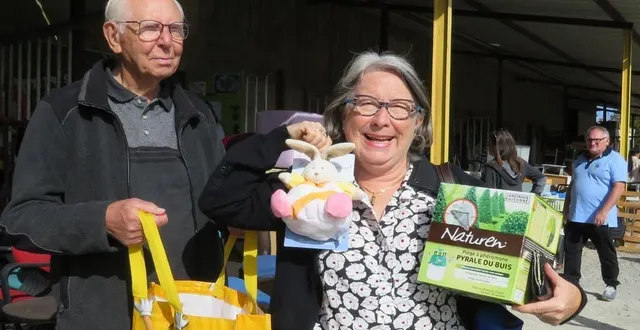 photo  michel et edwige, du mans, cet automne. les visiteurs repartent toujours les bras chargés avec les achats réalisés.  &copy;  archives le maine libre 