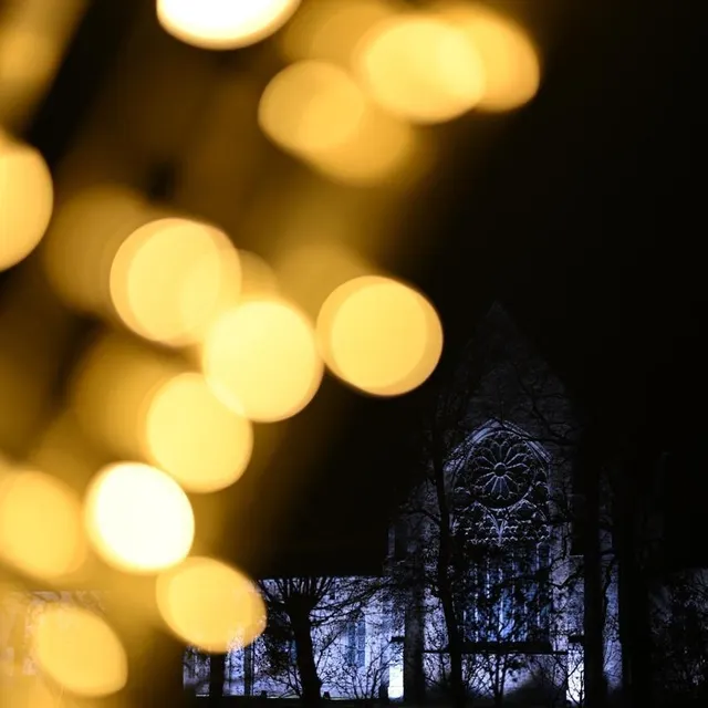 photo les illuminations de l’abbaye sont l’un des temps forts des fêtes de fin d’année en sarthe.  ©  conseil départemental de la sarthe