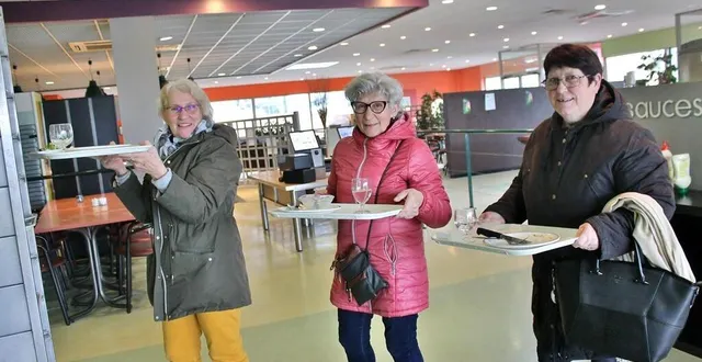 photo  patricia, christine et ginette étaient les toutes dernières clientes du restaurant la cafette, jeudi 30 novembre 2023, à sablé-sur-sarthe.  &copy;  ouest-france 