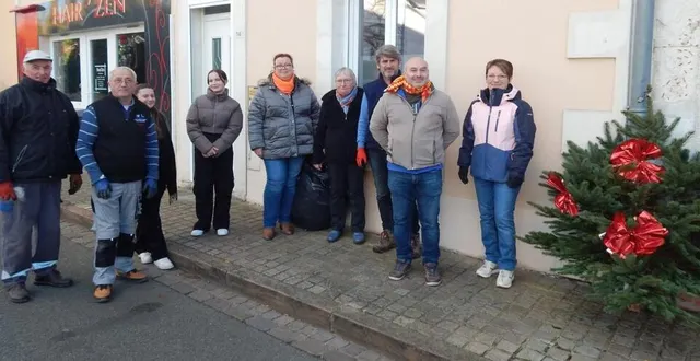 photo  l’association commerciale d’aubigné-racan s’est chargée d’installer les 50 sapins dans la commune.  &copy;  le maine libre 