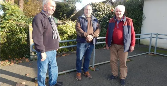 photo  jean-pierre roblin (au centre), entouré d’yves le bouffant et francis poussier.  &copy;  le maine libre 