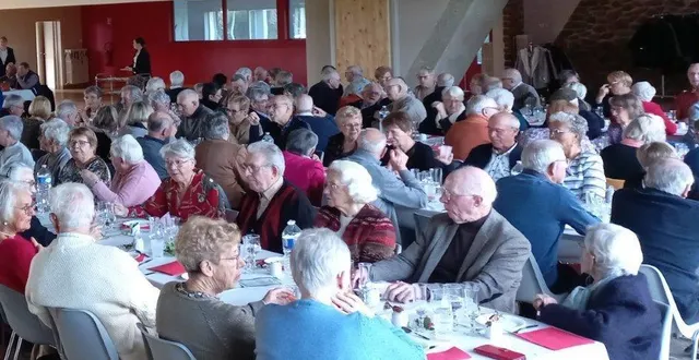 photo  le repas des seniors à la salle de vaujoubert.  &copy;  le maine libre 