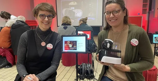 photo  charlotte lecourt (à gauche) et margot legendre présentent un robot dessinateur de la micro-folie.  &copy;  ouest-france 