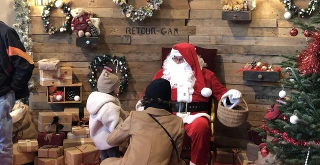 photo  le père noël était bien présent à l’occasion du marché de noël de la flèche, ce samedi 2 décembre 2023.  &copy;  ouest-france 