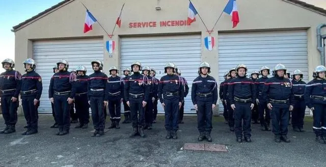 photo  la remise des grades, diplômes et médailles s’est déroulée cette année à saint-mars-d’outillé. tout au long de l’année, les deux centres d’incendie et de secours travaillent main dans la main.  &copy;  pompoiers 