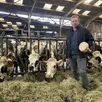 photo olivier lebert, installé avec jérôme calmet, produit du refrain depuis 2012 dans la ferme le pis qui chante, à villaines-sous-lucé, en sarthe.