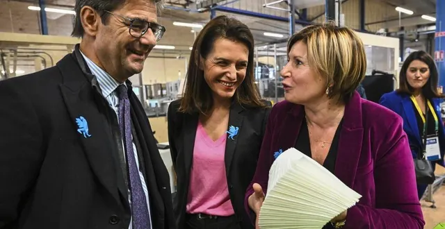 photo  céline bourdin (à droite) a fait visiter son entreprise de nappes et serviettes en papier made in france à christelle morançais, présidente de région, et nicolas dufour, président de la bpi.  &copy;  le maine libre – denis lambert 