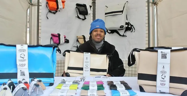 photo  frankie tranchot fabrique des sacs et accessoires à partir de chutes de bâche de camion recyclée.  &copy;  ouest-france 