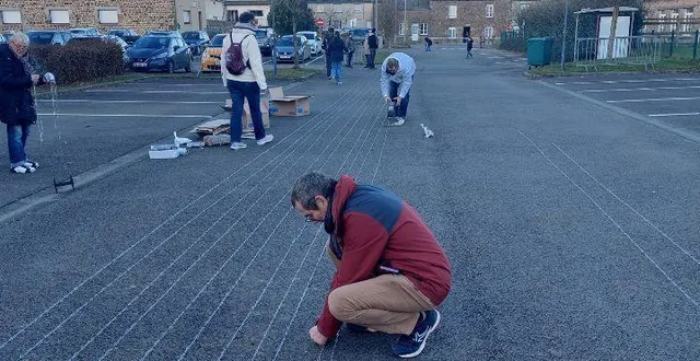 photo  pendant plus de deux heures, les bénévoles ont enchaîné les chaînes de 100 trombones les unes aux autres, samedi 2 décembre 2023, à passais-villages (orne).  &copy;  association créative de passais pour le téléthon 