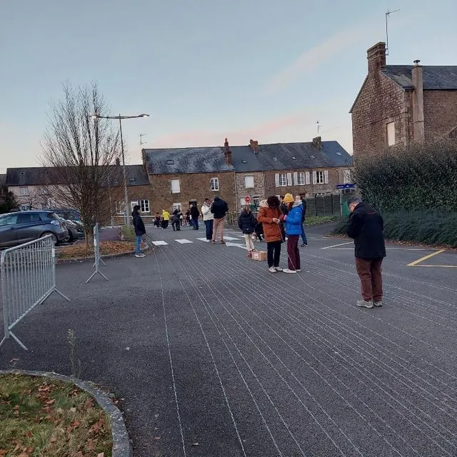 photo à passais-villages (orne), le record du monde de la chaîne de trombones la plus longue a été battu pour le téléthon, samedi 2 décembre 2023.  ©  association créative de passais pour le téléthon