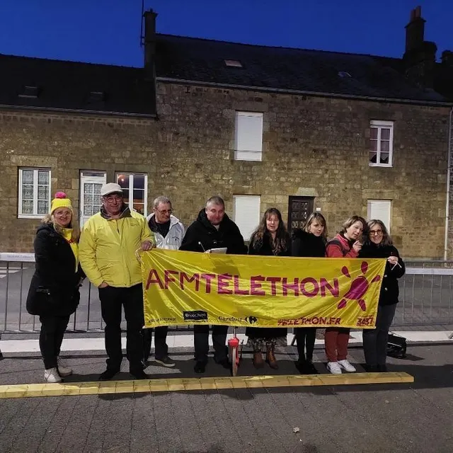 photo des boîtes de 100 trombones ont été mises en vente pour 2 €, afin de relever le défi de la plus longue chaîne de trombones du monde, au profit du téléthon.  ©  association créative de passais pour le téléthon