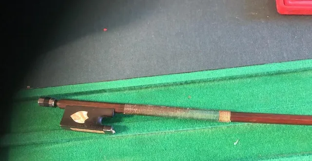 photo  un archet du xixe siècle a été vendu 98 000 € lors d’une vente aux enchères, samedi 2 décembre 2023, à sées, dans l’orne.  &copy;  orne enchères 