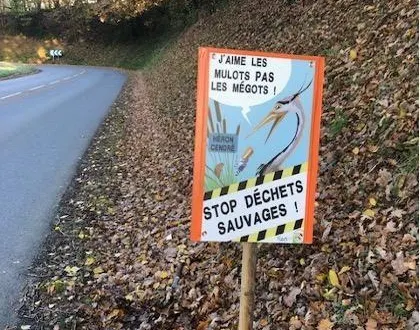 photo  pour endiguer la prolifération de déchets sauvages, neuf panneaux de sensibilisations ont été installés à cerisy-belle-étoile (orne).  &copy;  dr 