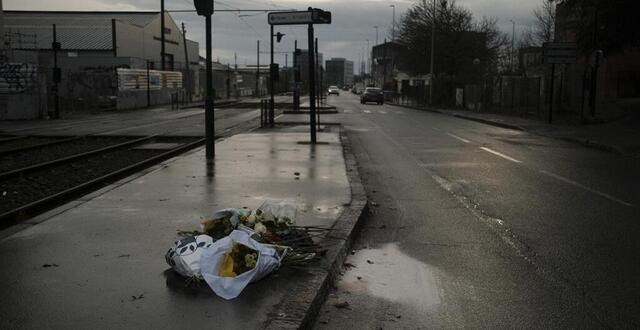 photo  des gerbes de fleurs ont été déposées sur les lieux, au lendemain du drame. 