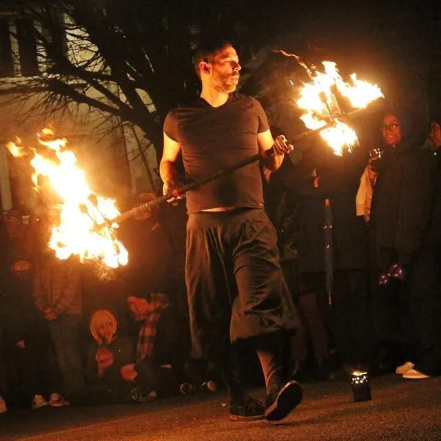 photo le jongleur de feu, de la compagnie angevine chk1, a conclu de manière spectaculaire le programme avec son show au plus près du public, dimanche soir, place de la république.  ©  ouest-france