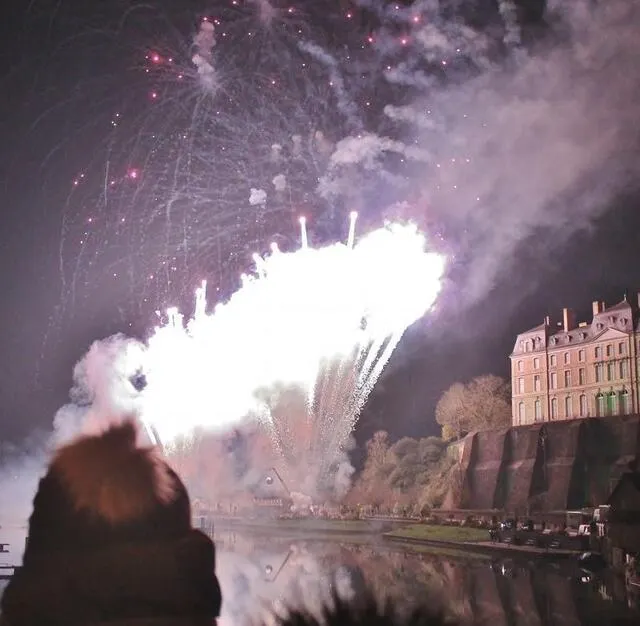 photo le feu d’artifice tiré samedi soir depuis le pied du château a captivé des centaines de curieux massés sur la grande-rue et le quai national, malgré la température négative.  ©  ouest-france
