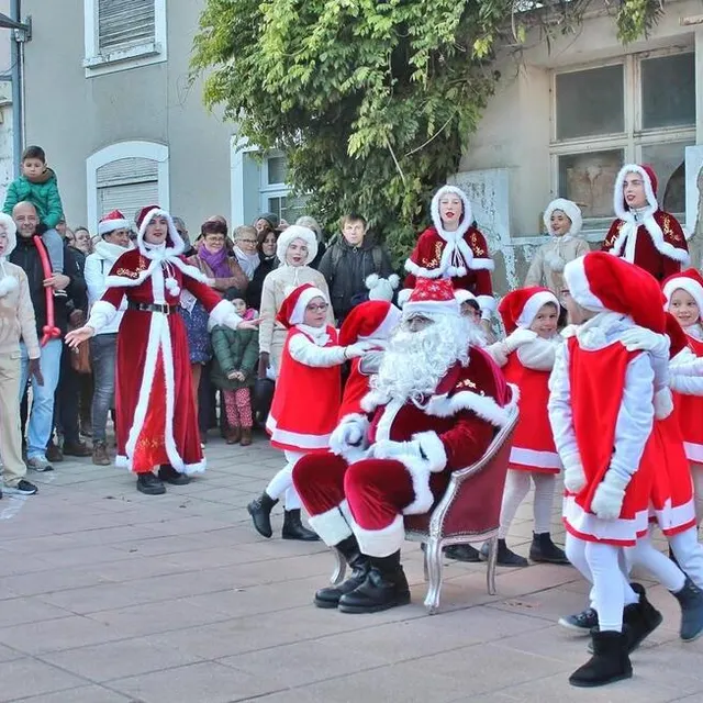 photo les chorégraphies des jeunes élèves de sablé danse mania, ici place dom-guéranger, ont fait fondre le public, samedi.  ©  ouest-france