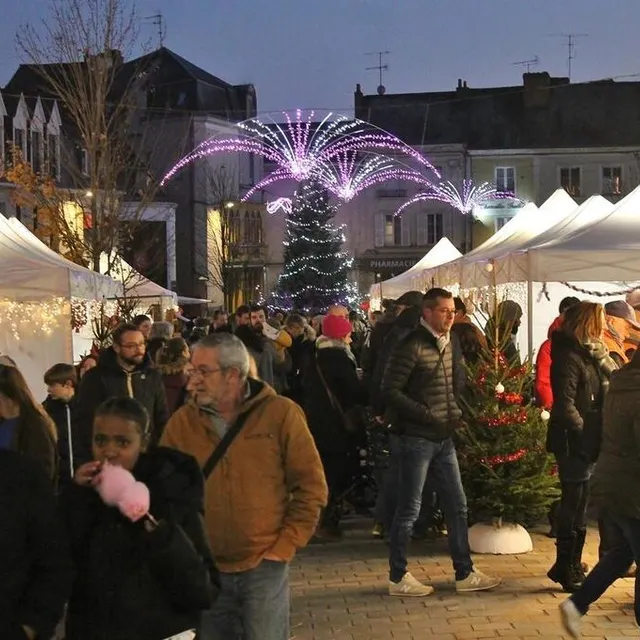 photo le marché de noël, positionné cette année place de la république, était noir de monde, samedi soir.  ©  ouest-france