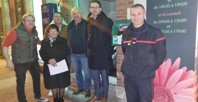 photo  de gauche à droite : pierre moruzzi (président de l’aaci), annie olivier, franck deslandes et serge batrel (maires adjoints), samuel bisson (directeur de la caisse locale du crédit agricole), le lieutenant yann choupeaux (chef du centre de secours).  &copy;  ouest-france 