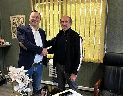 photo  jérôme bobet (gauche) et frédéric guillaud, dirigeant de facomia, lors de la signature du rachat.  &copy;  photo groupe bobet 