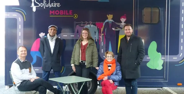 photo  dominique bergerot, samuel goumourd, camille berge, nicole duluard et étienne moulin devant le fourgon « dressing mobile ».  &copy;  le maine libre 