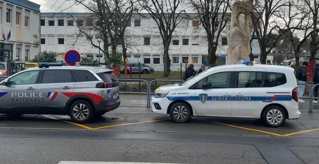 photo  la police nationale et la police municipale sont présentes devant le lycée sud, au mans (sarthe).  &copy;  ouest-france 