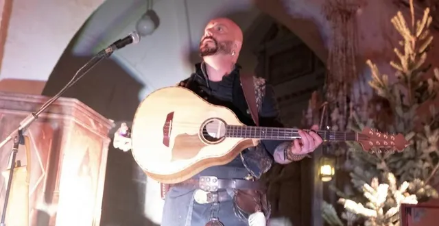 photo  très inspiré, luc arbogast a emmené le public en ballade médiévale.  &copy;  ouest-france 
