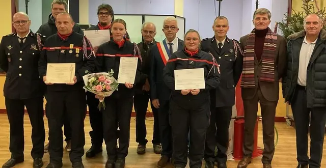 photo  les promus, diplômés et décorés, avec les représentants du sdis et les élus.  &copy;  ouest-france 