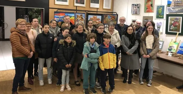 photo  une vingtaine d’artistes en herbe et confirmés de familles rurales et catherine gautier.  &copy;  le maine libre 