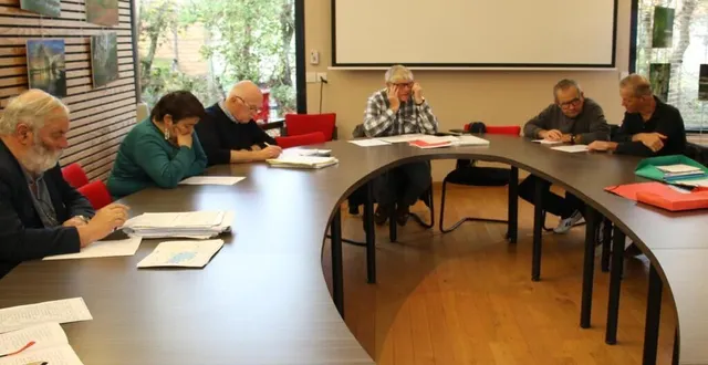 photo  andré trottet, maire (à gauche), alain violet, président (3e à gauche), et des membres du bureau. le trésorier pierre duval a présenté un bilan financier positif. le bureau reste inchangé.  &copy;  ouest-france 