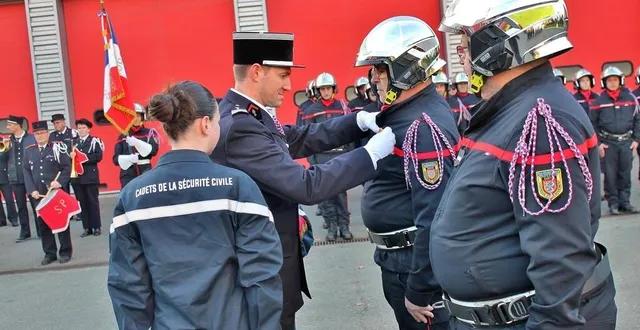 photo  marc peltier (capitaine) et christophe saboureau (adjudant-chef) ont reçu la médaille d’ancienneté échelon or pour 30 années de service volontaire, lors de la sainte-barbe, samedi 2 décembre 2023, au centre de secours de sablé-sur-sarthe.  &copy;  ouest-france 
