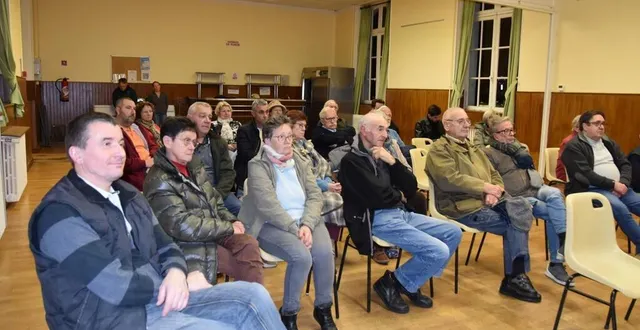 photo  des coudrecélestins qui sont venus se renseigner sur la loi aper à cette réunion publique organisée par la municipalité.  &copy;  le maine libre 