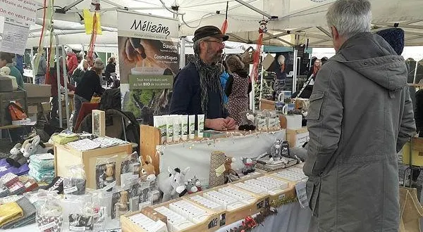 photo  une cinquantaine d’exposants participeront à la sixième édition du marché de noël bio et sauvage, dimanche 10 décembre 2023 aux basses gaudinières, à fontenai-les-louvets.  &copy;  archives ouest-france 