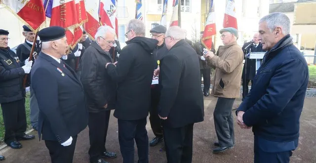 photo  jean-louis lemarié, le maire d’asnières-sur-vègre, a remis la médaille de porte-drapeaux à son administré marcel bouvet (30 ans) ainsi qu’au sabolien fernand beauplet (+ de 30 ans), lors de la cérémonie rendant hommage aux soldats morts pour la france en afrique du nord, hier.  &copy;  ouest-france 